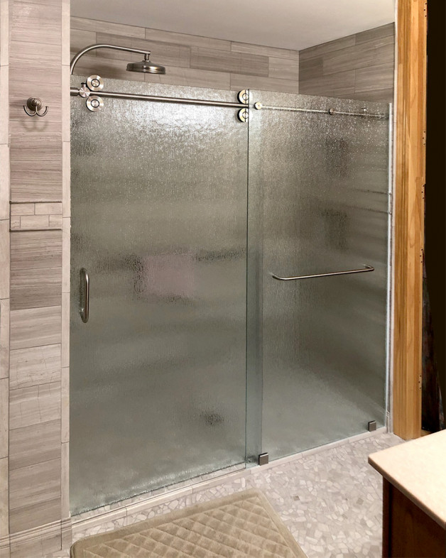 Shower with rain-pattern glass has pipeline shower door
